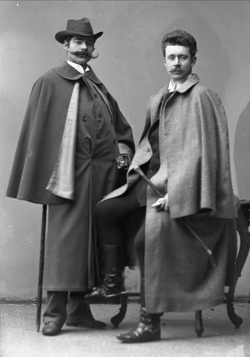 Gustav Borgen, Gruppeportrett, to herrer med slengkapper og barter. Herrene Rogge og Adler.