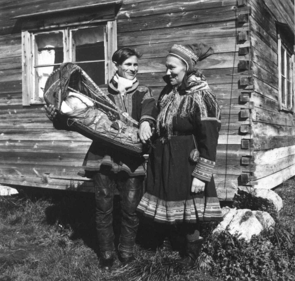 Virginia Raymond Davidson, Ola og Karen Sara Gaino holder barnet sitt i komse. Seiland 1958.