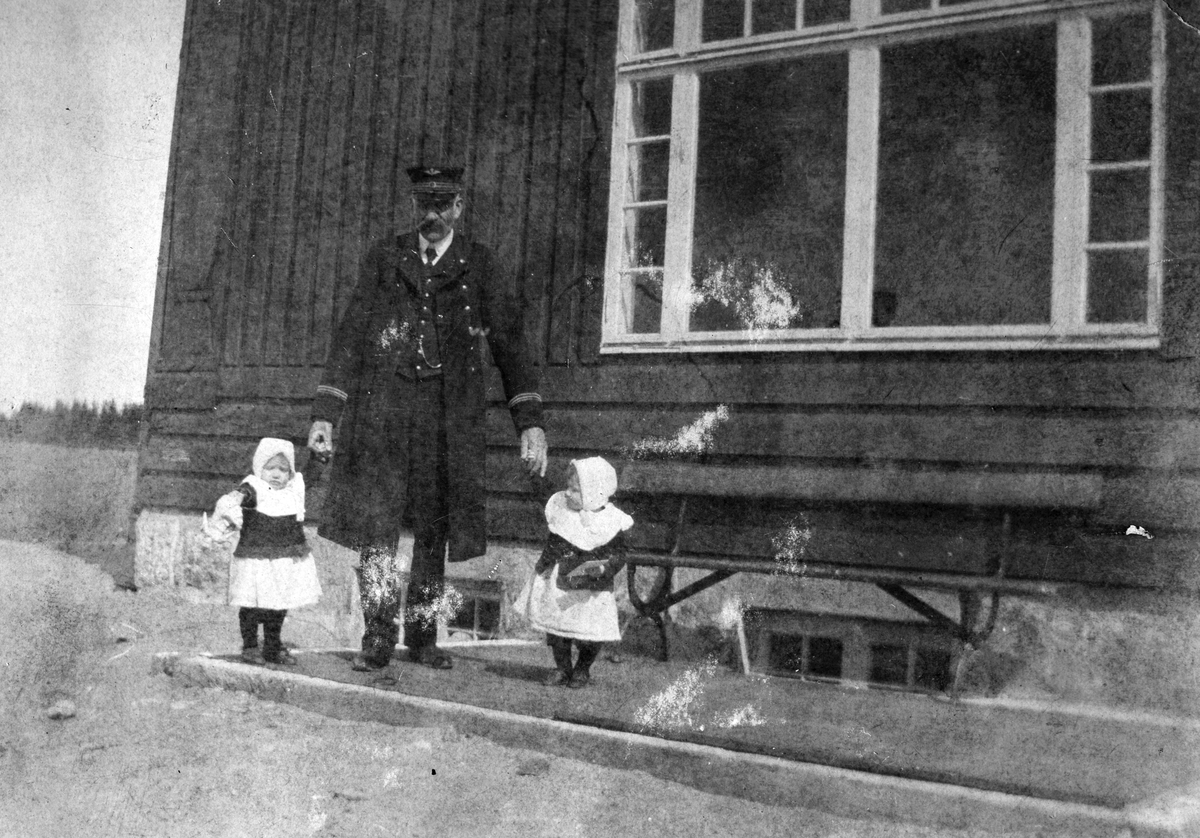 Anno Domkirkeodden, Stasjonsmester Anton Frydenlund på Ådalsbruk jernbanestasjon, sammen med Hildur og Alfhild Frydenlund f. 1914. Foto tatt 1915. Frydenlund var også stasjonsmester på Løten stasjon 1899-1902