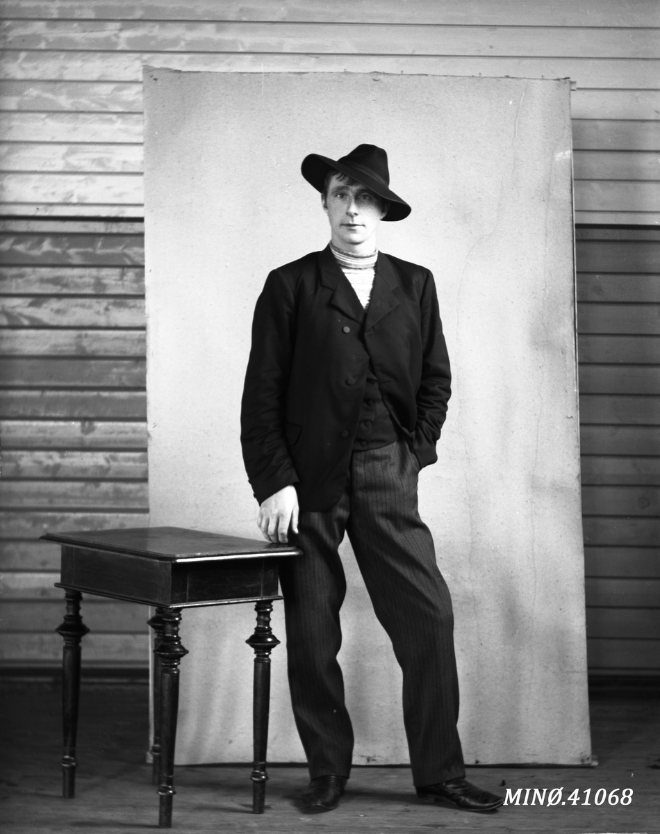 Oscar Holte, Portrett av ung mann med flott hatt - N. Sørensen