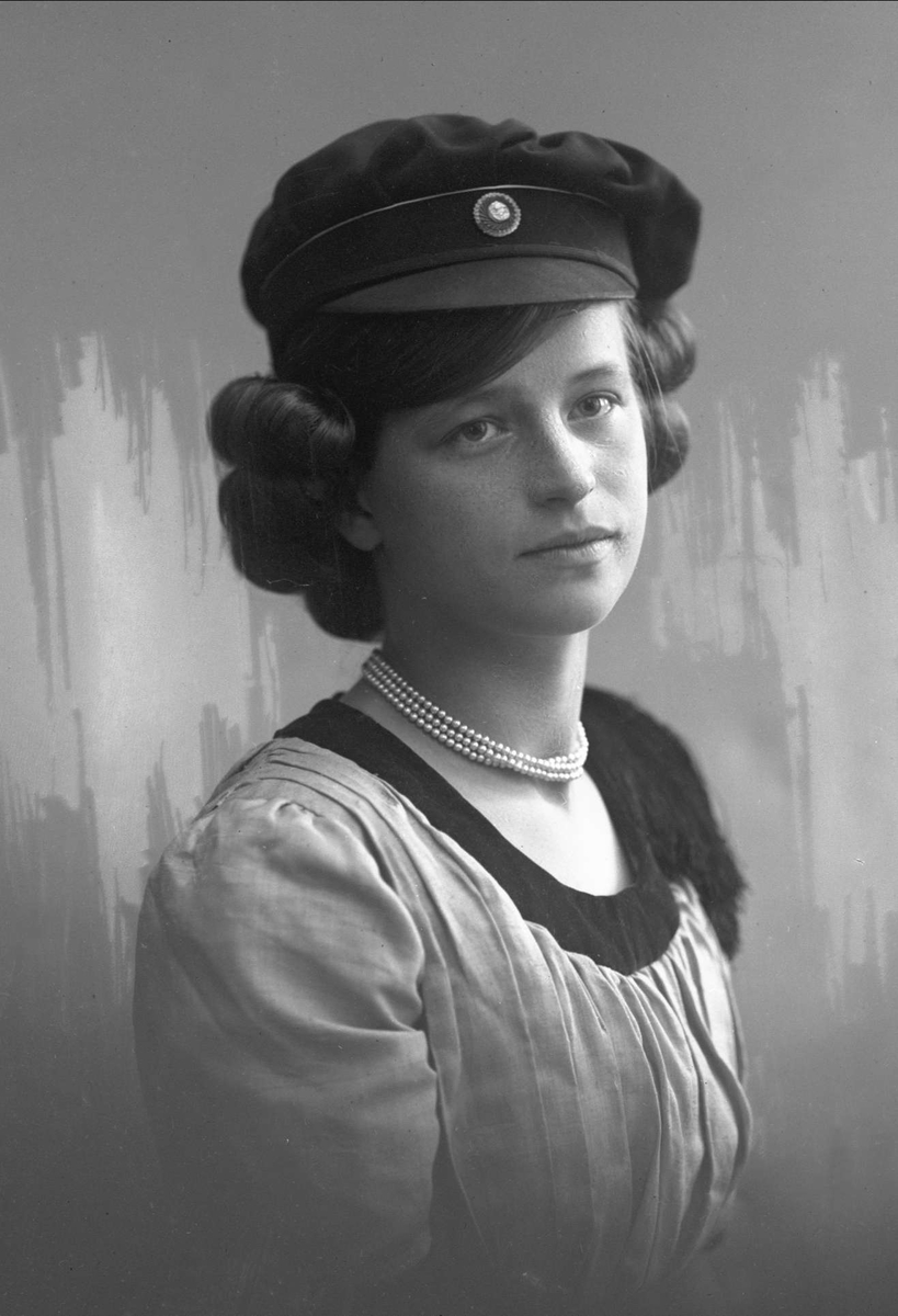 Gustav Borgen, Portrett, kvinne med studentlue. Student Milda Gjøsteen.