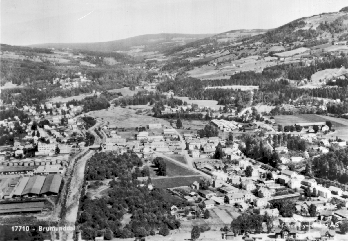 Widerøes Flyveselskap A/S, Flyfoto av Brumunddal sentrum fra sør.