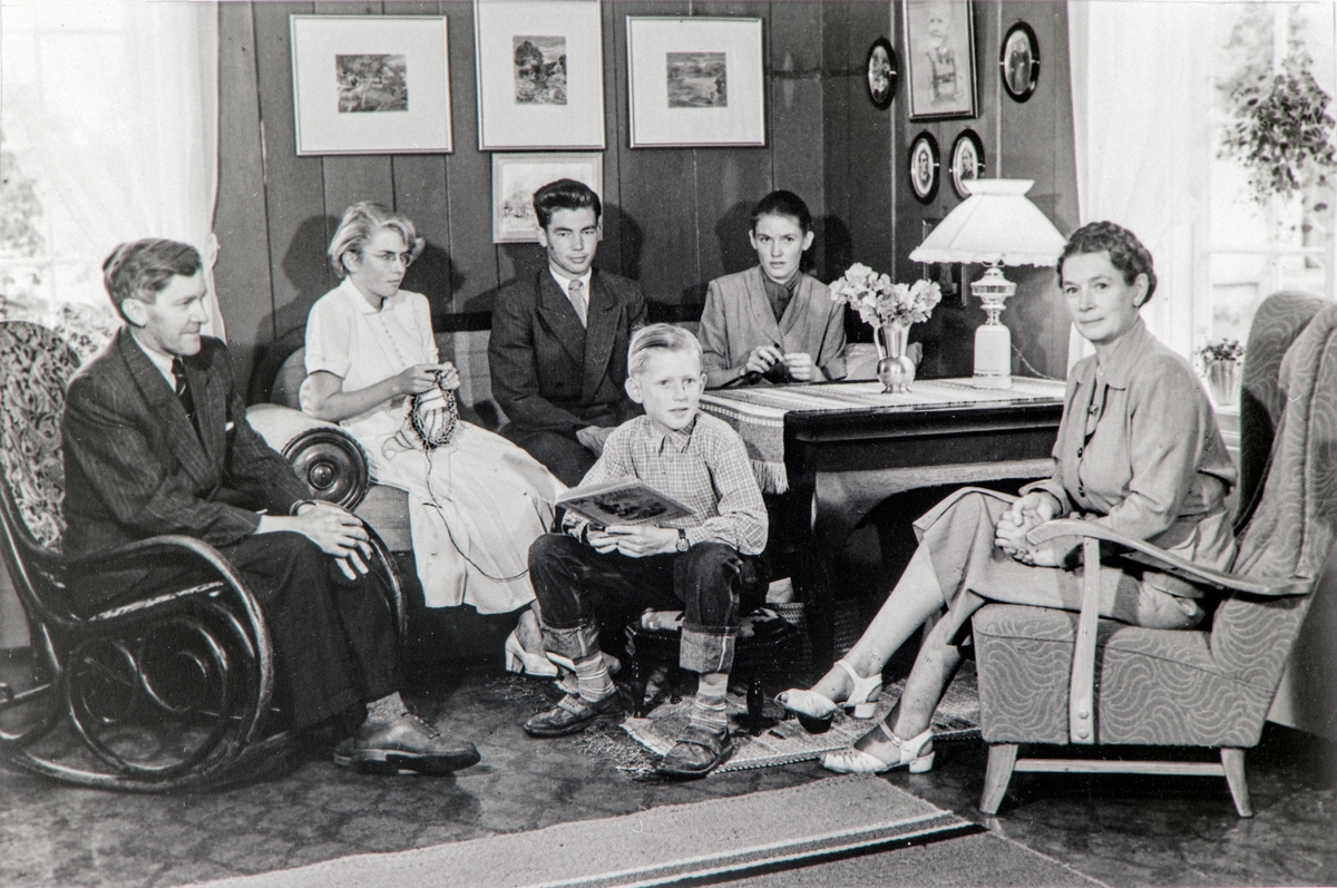 Anno Domkirkeodden, INTERIØR: STUE I HOVEDBYGNINGEN, GRUPPE: 6 FAMILIE, FRA VENSTRE: ASBJØRN SKRAMSTAD, GURI SKRAMSTAD, OLE ANDREAS SKRAMSTAD, BERIT SKRAMSTAD, OLEA SKRAMSTAD, ARNE GUNNAR SKRAMSTEAD, KALLERUD.
