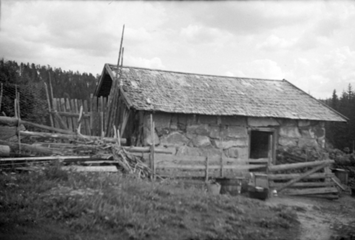 Toralv Bleken-Nilssen, OPSALHOLEN, STEINFJØS, VALLSET i Stange, OPSALEIE. FOTO: TORALV BLEKEN NILSSEN, 1950.