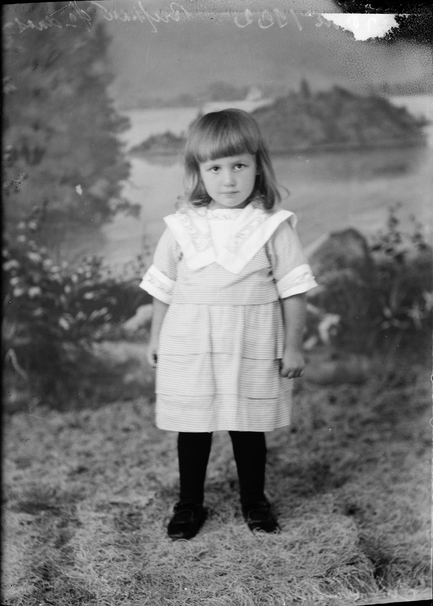 Skötsner-Edhlund, Atelé Portrait - Children of A. Bülund from Gillinge, Ekeby parish, Uppland 1922
