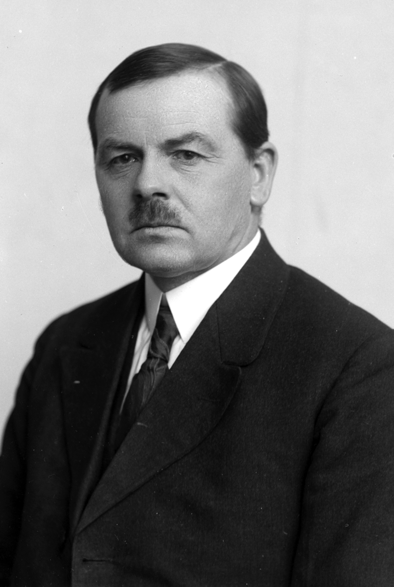 Christian Grundseth, BRÆCK KONTORSJEF, NORGES BANK, HALVFIG. , 31937