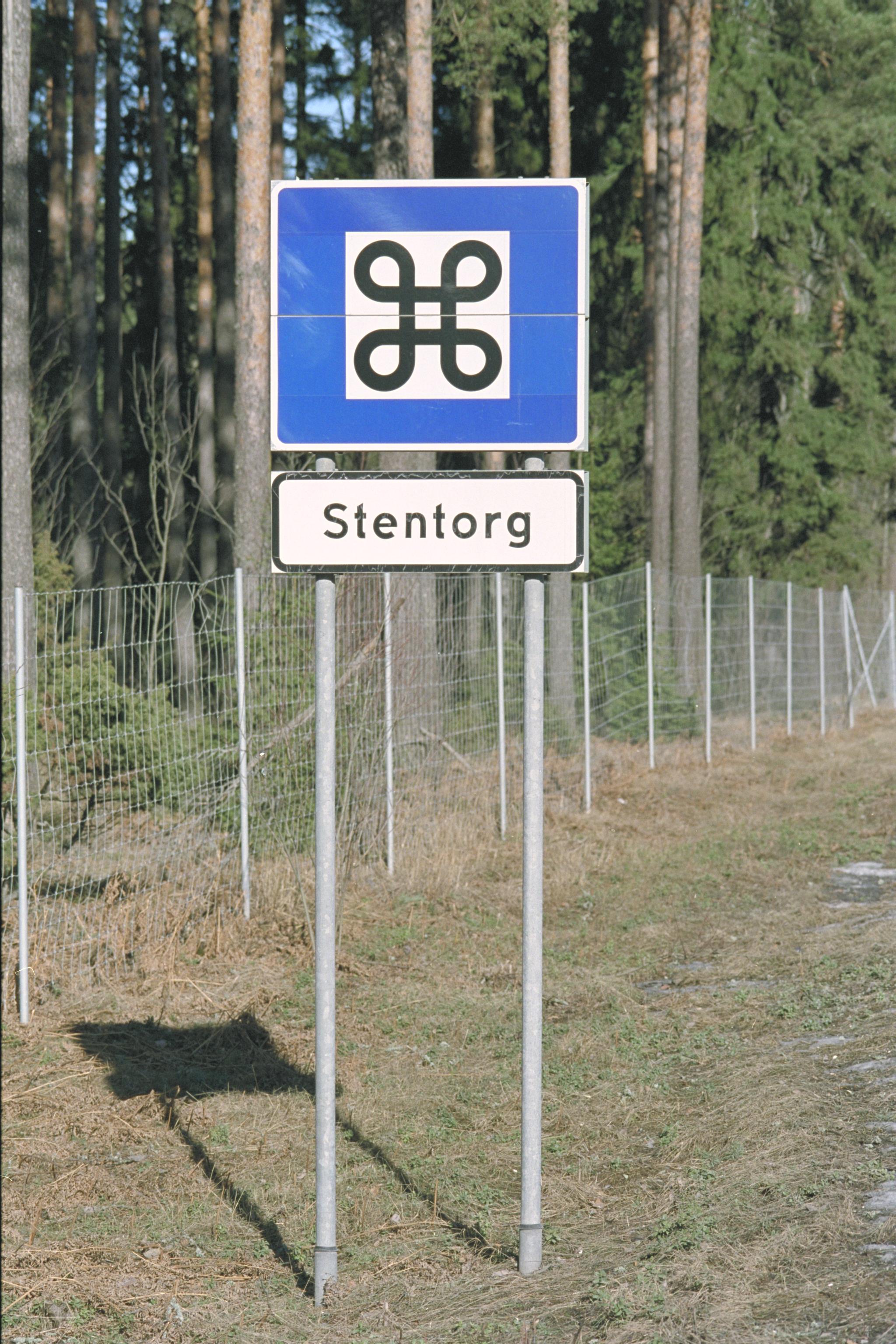 Bengt A Lundberg, Vägmärke i närheten av runstenen U1063 Källslätt