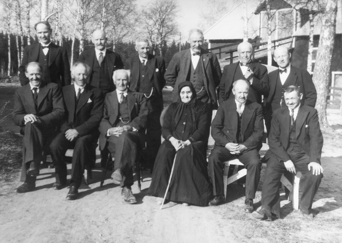 Anno Domkirkeodden, FAMILIEGRUPPE 12. TATT I FORBINDELSE MED ANTON GULBRANDSEN NYGÅRDSMOENSBEGRAVELSE. FORAN F. V. HAAKON 1891-1962, ANTON 1891-1971, LARS LARSEN 1854-1944, HELENE LARSDOTTER GODHAMN, SIGURD 1894-1975 OG MAGNUS 1895-1978. BAK F. V. MARTIN 1885-1975, LUDVIG 1883-1954, SEVERIN 1881- 1959, LARS 1877-1964,…