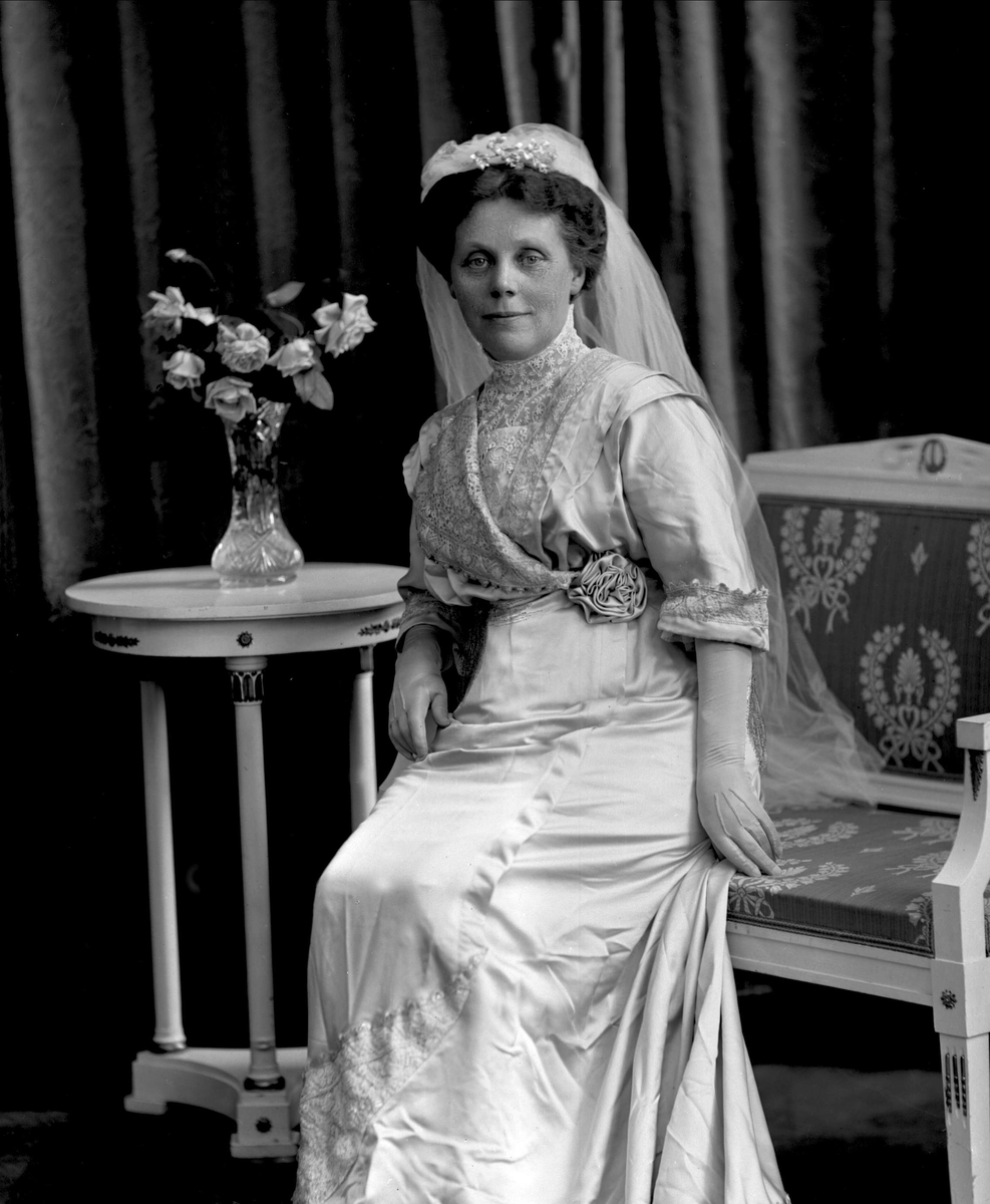 Gustav Borgen, Portrett, kvinne i hvit brudekjole med slør. Fru Larsen, Bygdø allé.