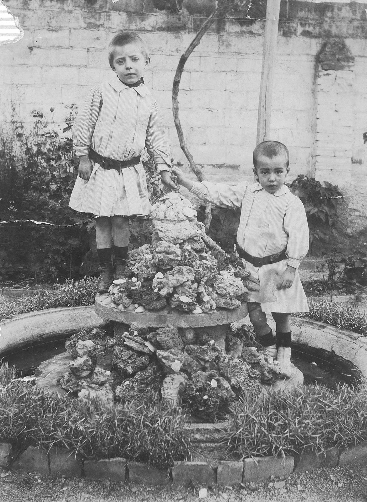 Desconegut, [Portrait of two children]