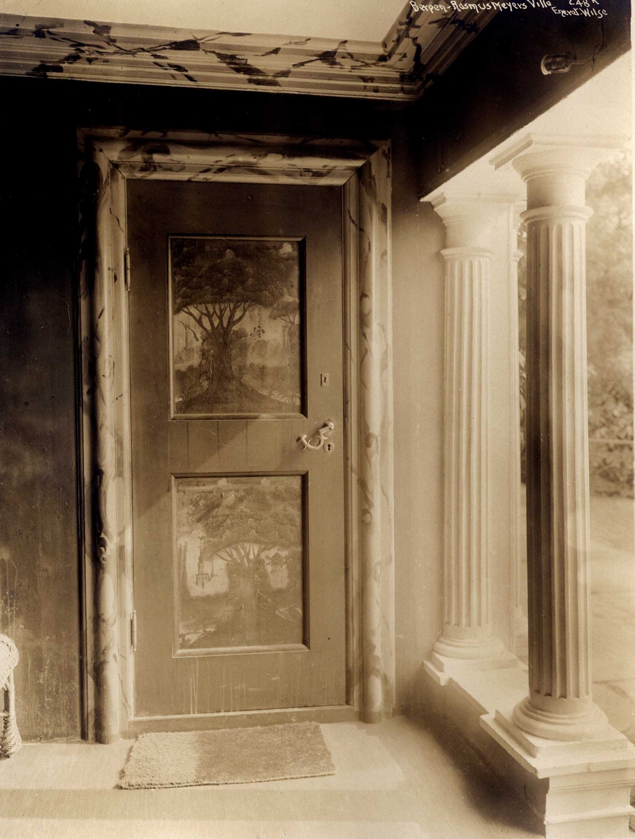 Anders Beer Wilse, Inngangsdør, Rasmus Meyers samling, Bergen Kunstmuseum, Bergen, Hordaland. Fotografert 1912.