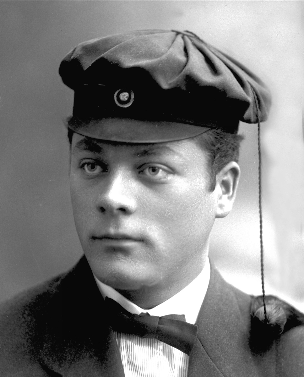 Gustav Borgen, Portrett, mann med studentlue. Student Ole Waaler.