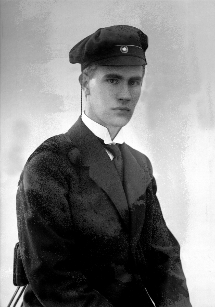 Gustav Borgen, Portrett, mann med studentlue. Leif Stuedahl.