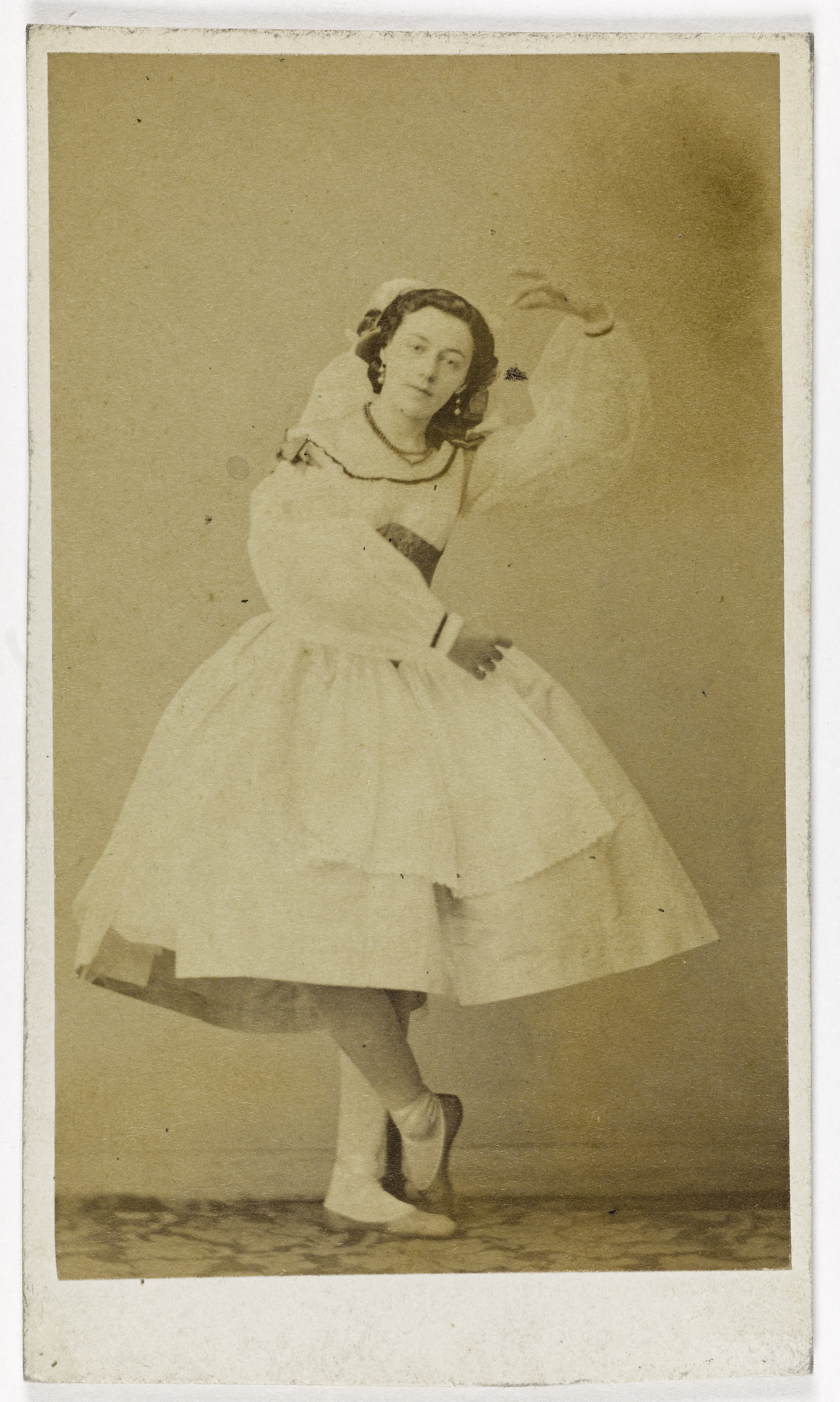 Pierre Petit & Trinquart, Portrait de Mauperin, danseuse à l'Opéra entre 1852 et 1860.