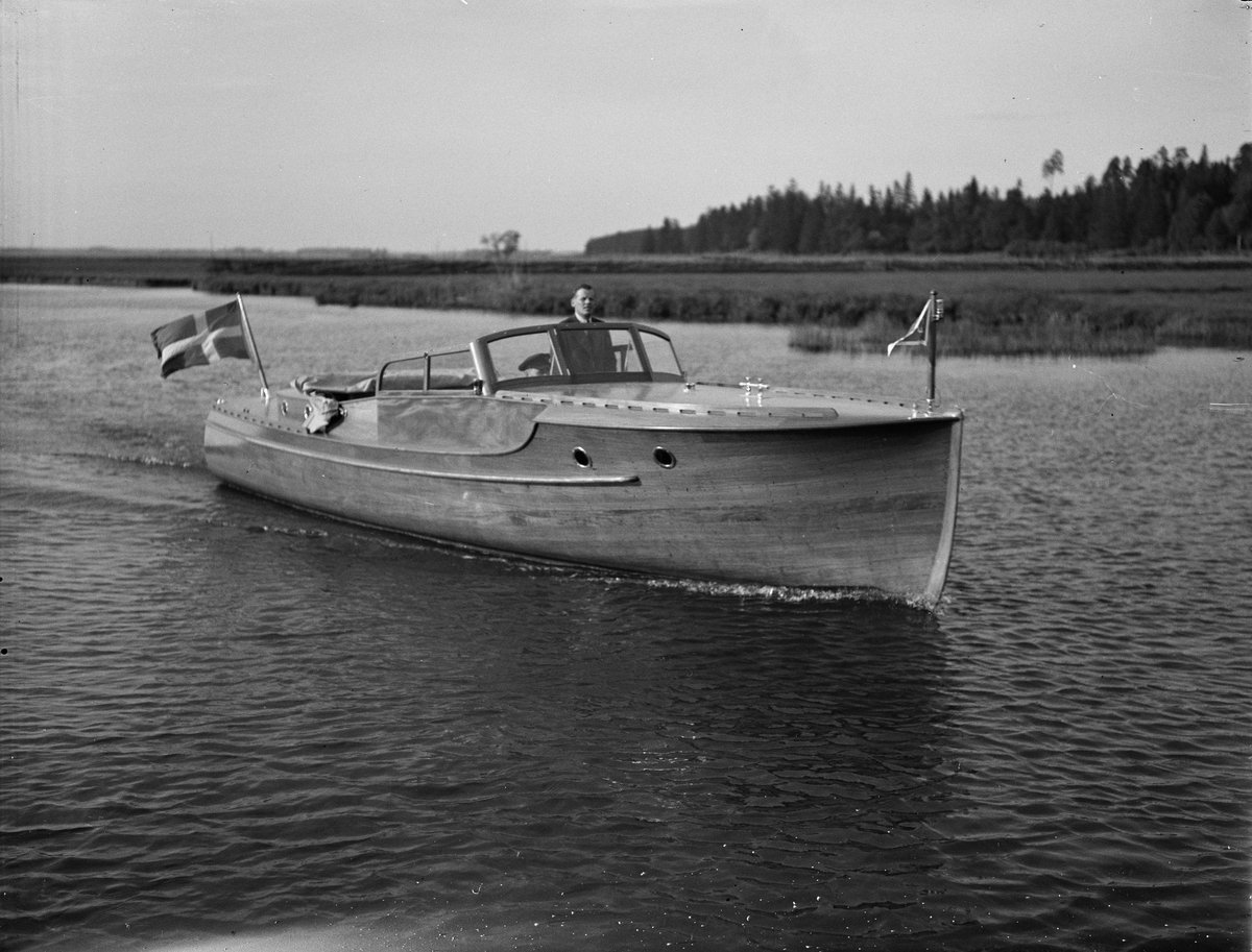 Paul Sandberg, Motorbåt, sannolikt på Fyrisån, Uppsala, 1936