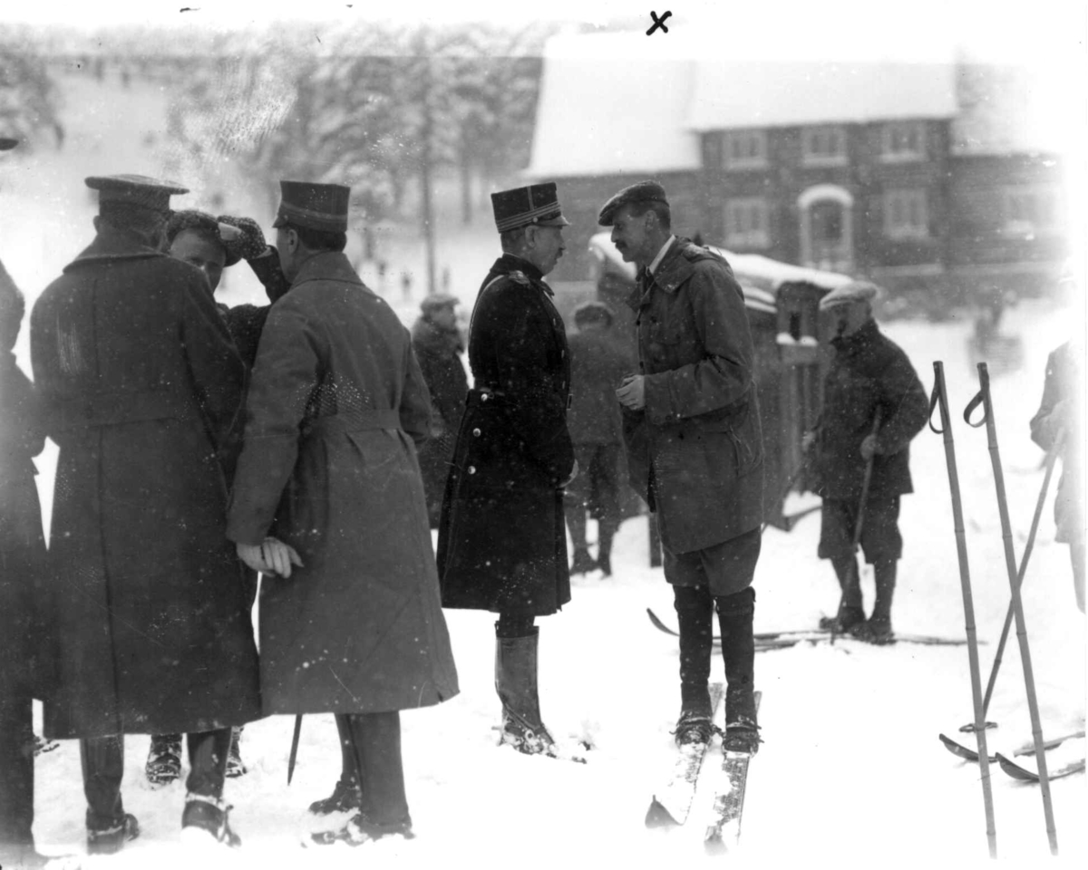Hermann Christian Neupert, Kong Haakon VII på Holmenkollrenn. På ski. Publikum.