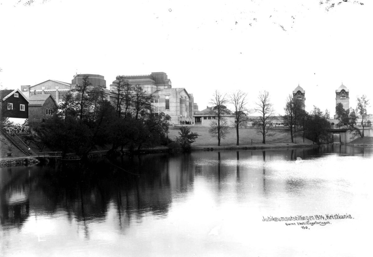 Hermann Christian Neupert, Jubileumsutstillingen på Frogner, Oslo, 1914. Industribygningen. Parkområde med paviljonger. Stor dam i forgrunnen.