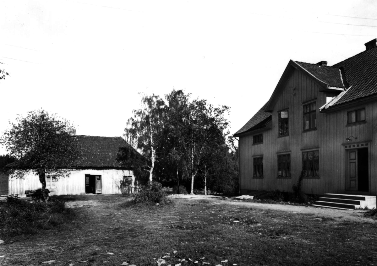 Anders Beer Wilse, Klemetsrud gård, Oslo, Østre Aker. Den gamle bygningen, gårdsplass og uthus.