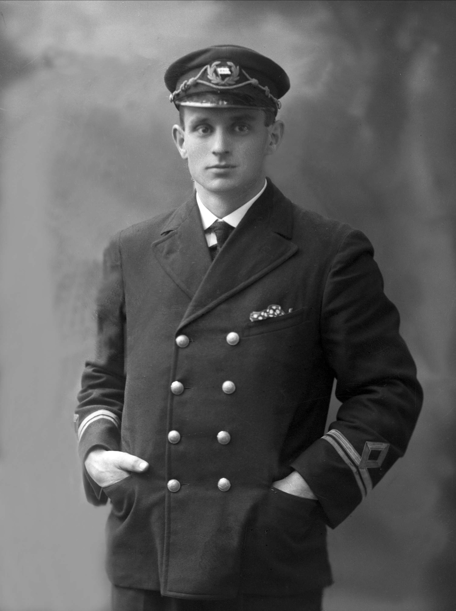 Gustav Borgen, Portrett, sjømann i uniform. Styrmann Erling Olsen.