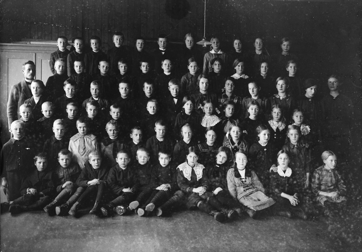 Ukjent, Tomter skole ca. 1918. 1 rekke f. v. Johan Tøstibakken 2. rekke f. v. Inger Nora Skårås. 4. rekke f. v. Ole Tøstibakken. 5. rekke f. v. Mathilde Skåråsberget g. Dyresen.