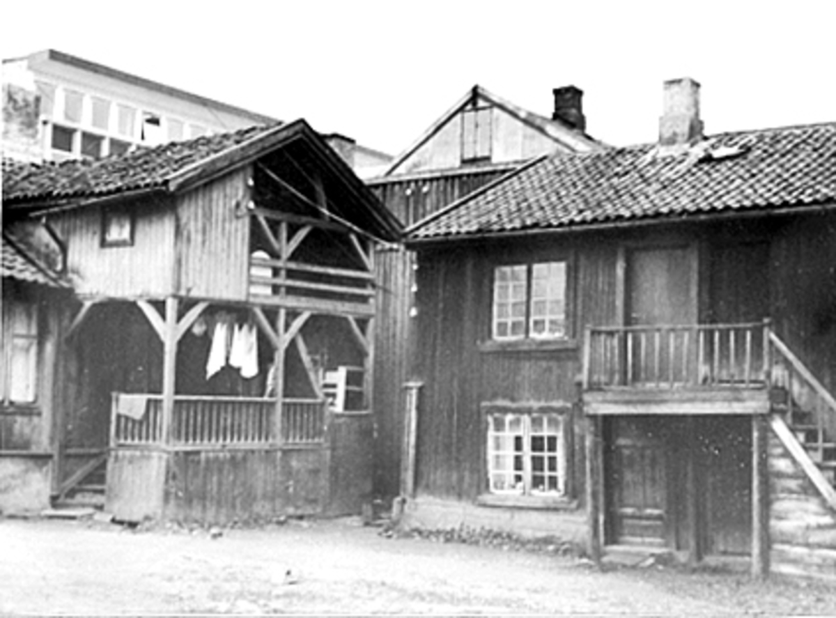 Anno Domkirkeodden, BAKGÅRD, GRØNNEGATA 92, HAMAR. I HUSET TIL VENSTRE BODDE JOHANSEN (NSB) OG I FØRSTE ETASJE TIL HØYRE BODDE SKOMAKER OUSTAD, TRAPPER, SVALGANG, KLESTØRK. GÅRDSROM; KORSLUNDGÅRDEN.
