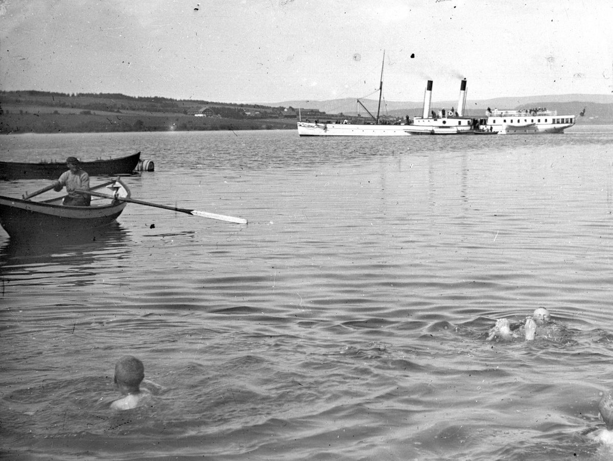 Anno Domkirkeodden, Toftes gave, Helgøya. Gutter bader i Mjøsa. "Vakt" i robåt. Mjøsbåten Kong Oscar ute i Nessundet, Mjøsbåt, dampbåt.