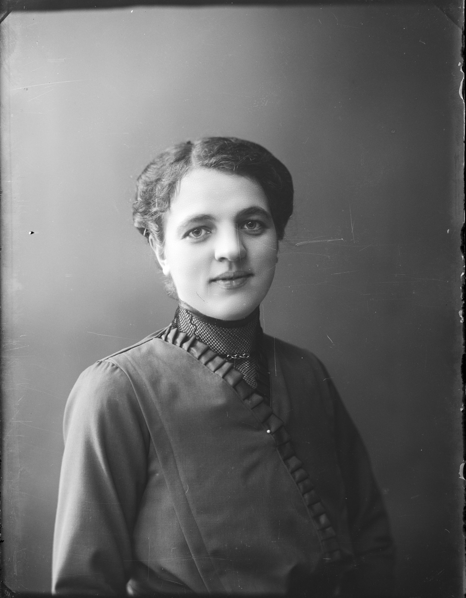 Skötsner-Edhlund, Ateljéporträtt - kvinna, Östhammar, Uppland