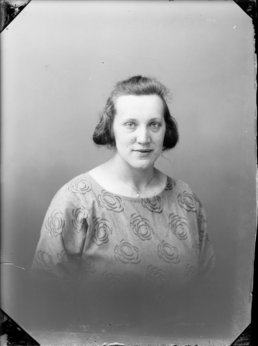 Skötsner-Edhlund, Ateljéporträtt - kvinna, Östhammar, Uppland