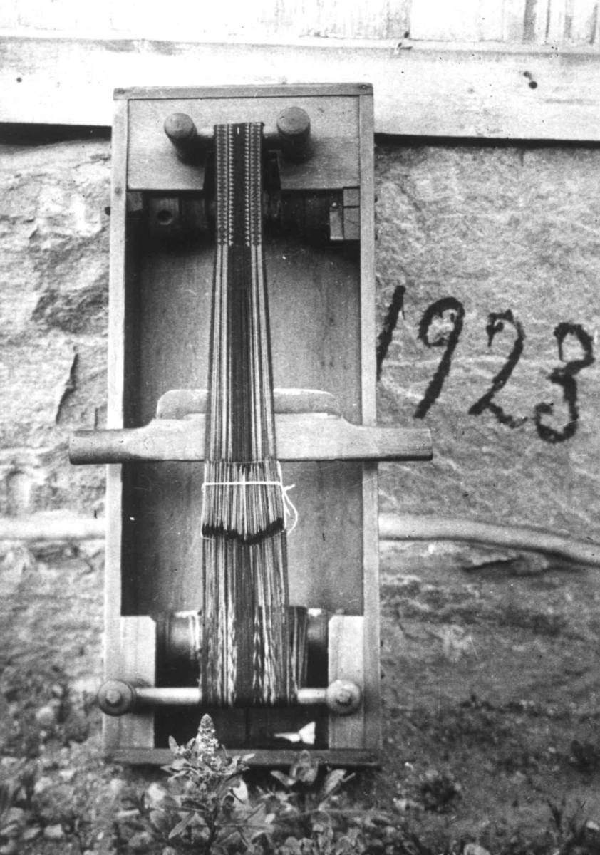 Anna Grostøl, Båndvevstol med renning og påbegynt bånd. Ukjent sted 1935.