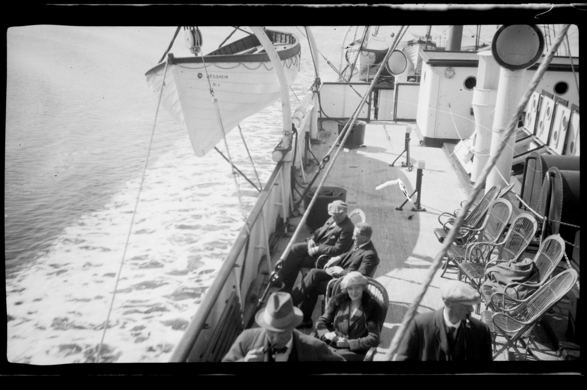 Rolf Sr. Sundt, Hilda Sundt, sammen med diverse ukjente passasjerer, på overfart med Bessheim til Newcastle, 1919-1920.