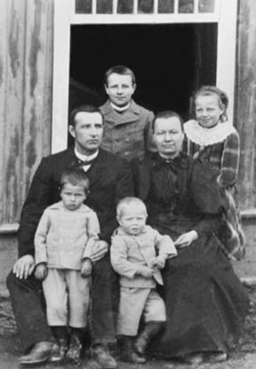 Anno Domkirkeodden, Musikkinstruktør, dirigent, ungdomslagsleder, lærer Karl Jackwitz f.1854 og hustru Hanna f.1857 med barna Harald f.1881, Borghild f.1887, Johan f.1891, Konrad f.1893. Lismarka, Ringsaker.