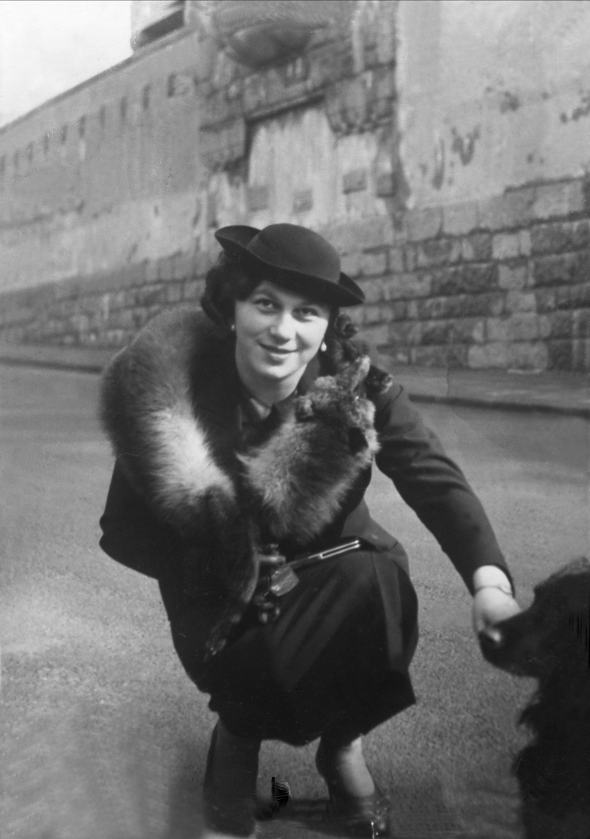 Gustav Borgen, Avfotografering. Kvinne med pelsstola(?) hilser på en hund.