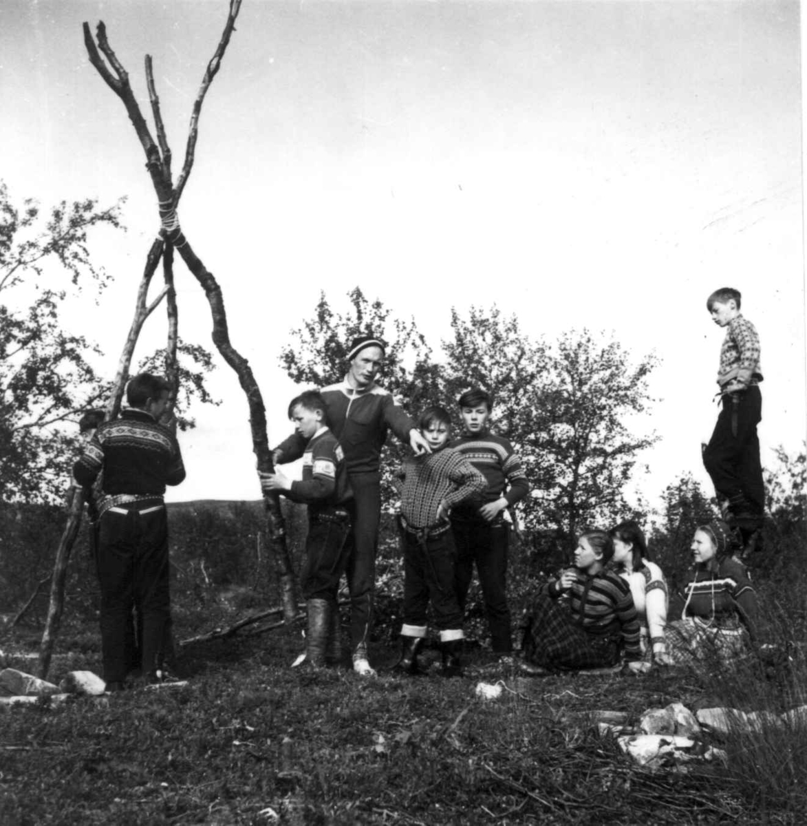 Virginia Raymond Davidson, Reindriftskurs hvor elevene lærer å lage stillas til å henge kjøtt på. Ytre Billefjord 1959.