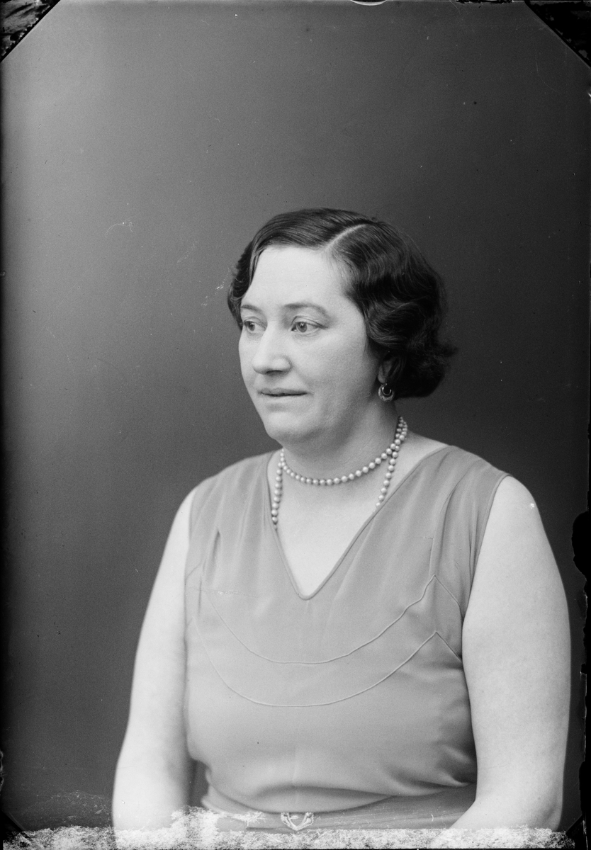 Skötsner-Edhlund, Ateljéporträtt - Hulda Eriksson från Östhammar, Uppland
