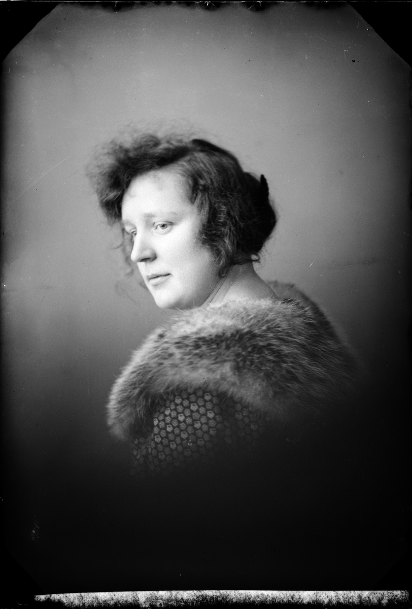 Skötsner-Edhlund, Ateljéporträtt - Ella Edberg, Östhammar, Uppland