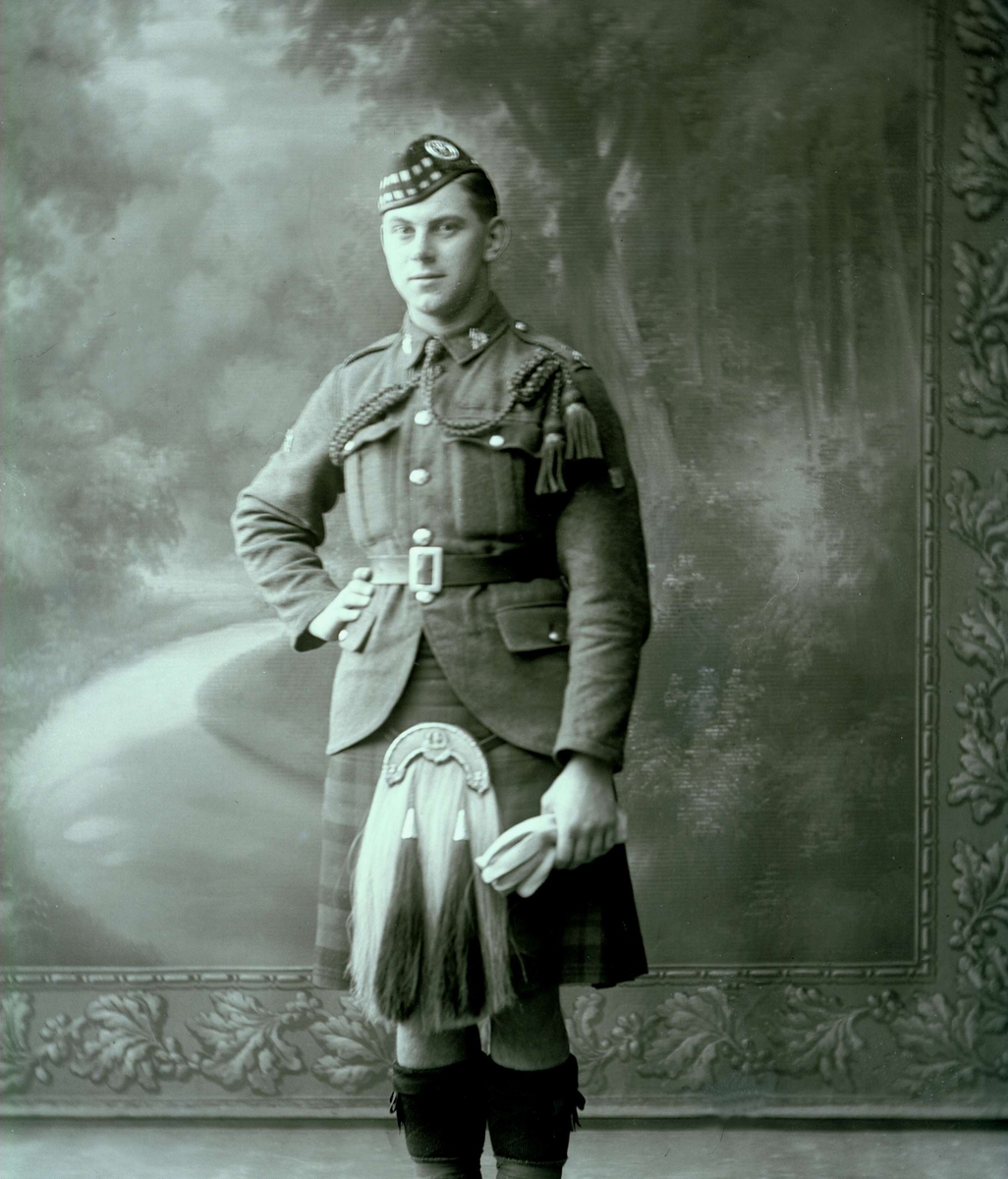 Gustav Borgen, Portrett, mann i britisk uniform, kilt.