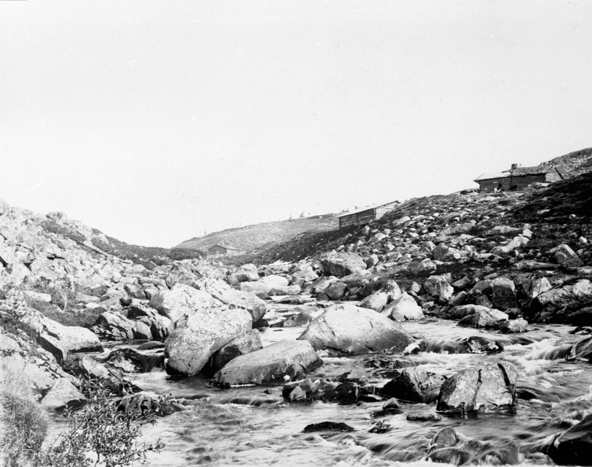 Anno Domkirkeodden, Seterbu ved fjellbekk på Snultra seter, Ringsakerfjellet.