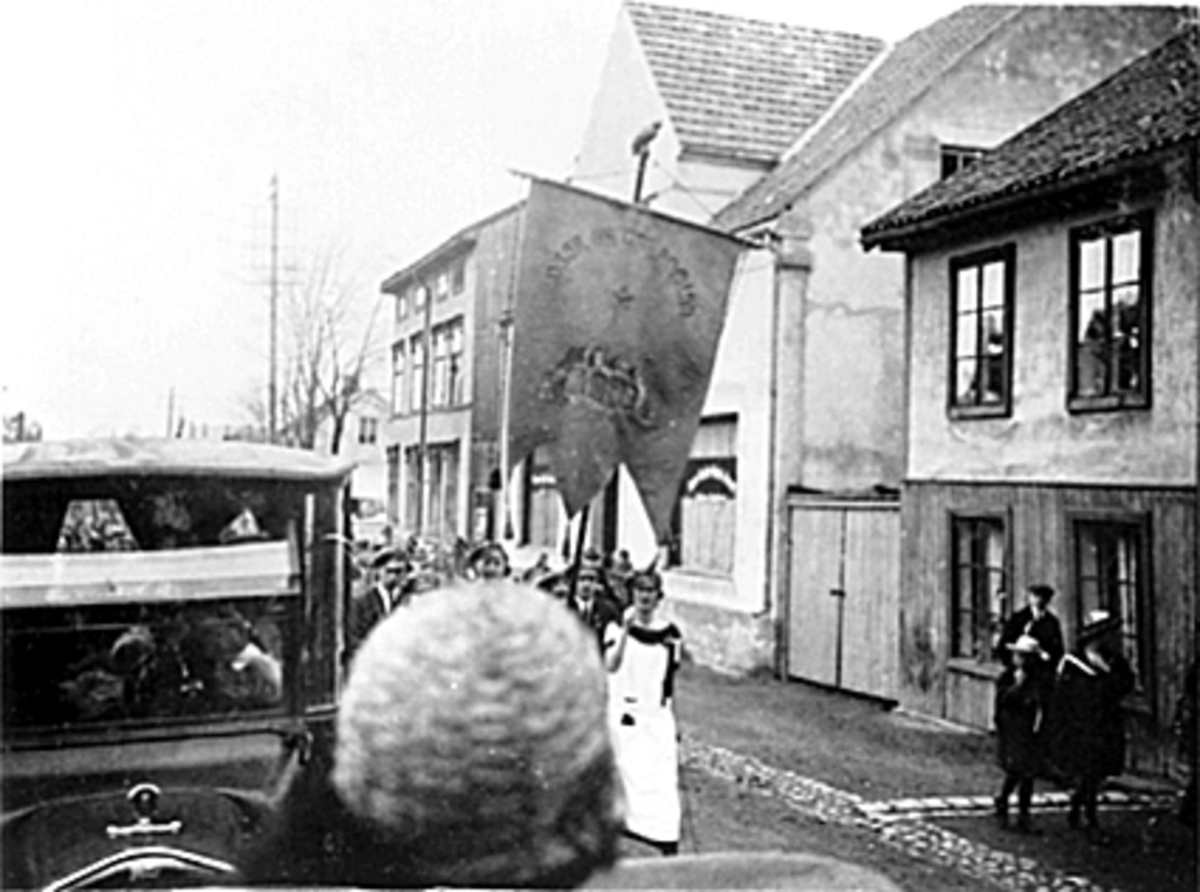 Anno Domkirkeodden, 17 MAI TOG, RUSSETOG MED HAMAR SKOLES FANE I SENTRUM