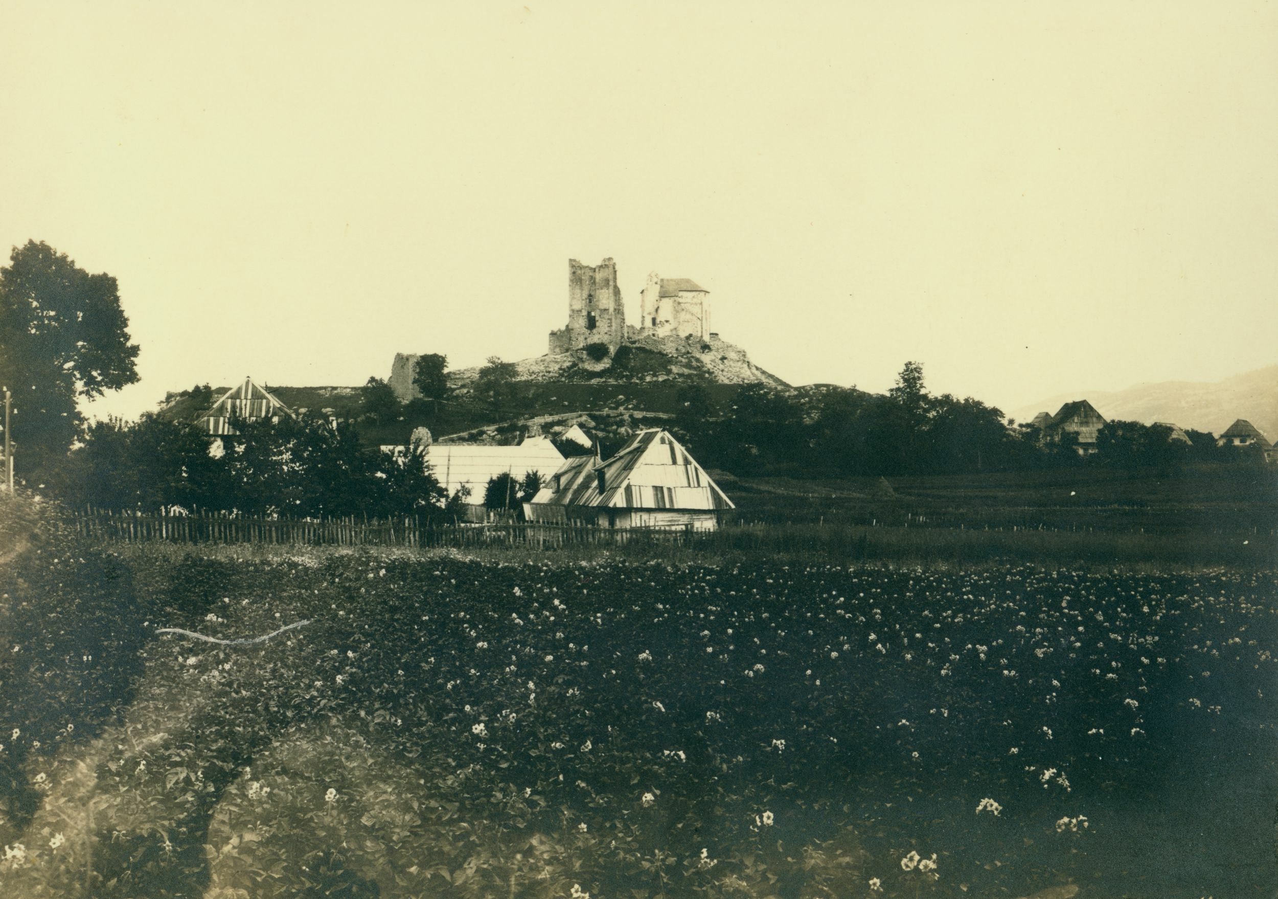 Emil Laszowski (?), Brinje Sokolac - Stari grad i mjesto u podnožju s njegove južne strane