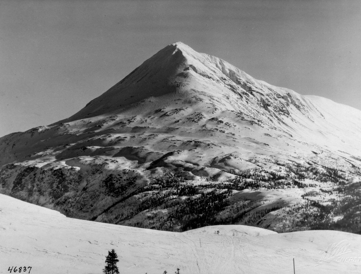 Anders Beer Wilse, Landskap ved Gaustatoppen. Snødekte fjell.
