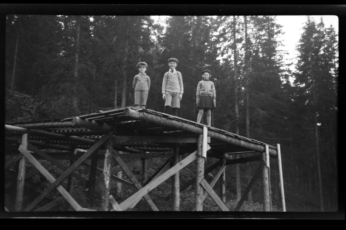 Rolf Sr. Sundt, Tre glade barn på kanten av skihoppet ved Ørfiske i Nittedal. Fra venstre Rolf Sundt Jr., Julius Sundt og Elsa Sundt. Fotografert 1929.