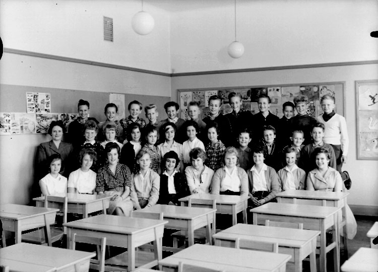 Sven Lindskog, Classroom interior, 33 schoolchildren with teachers.