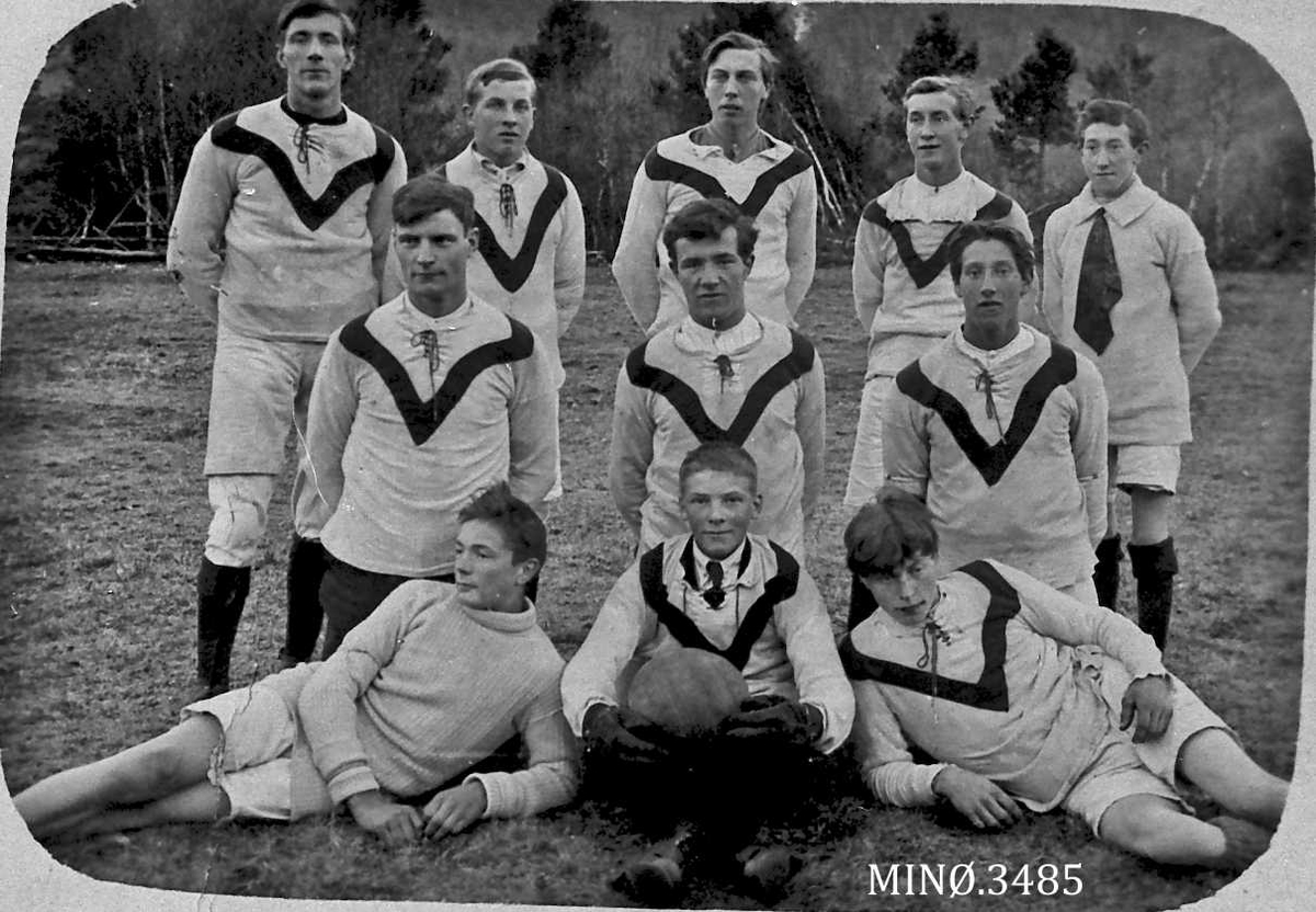 Jo Øvergaard, Fotball-lag, gruppebilde, korte bukser.