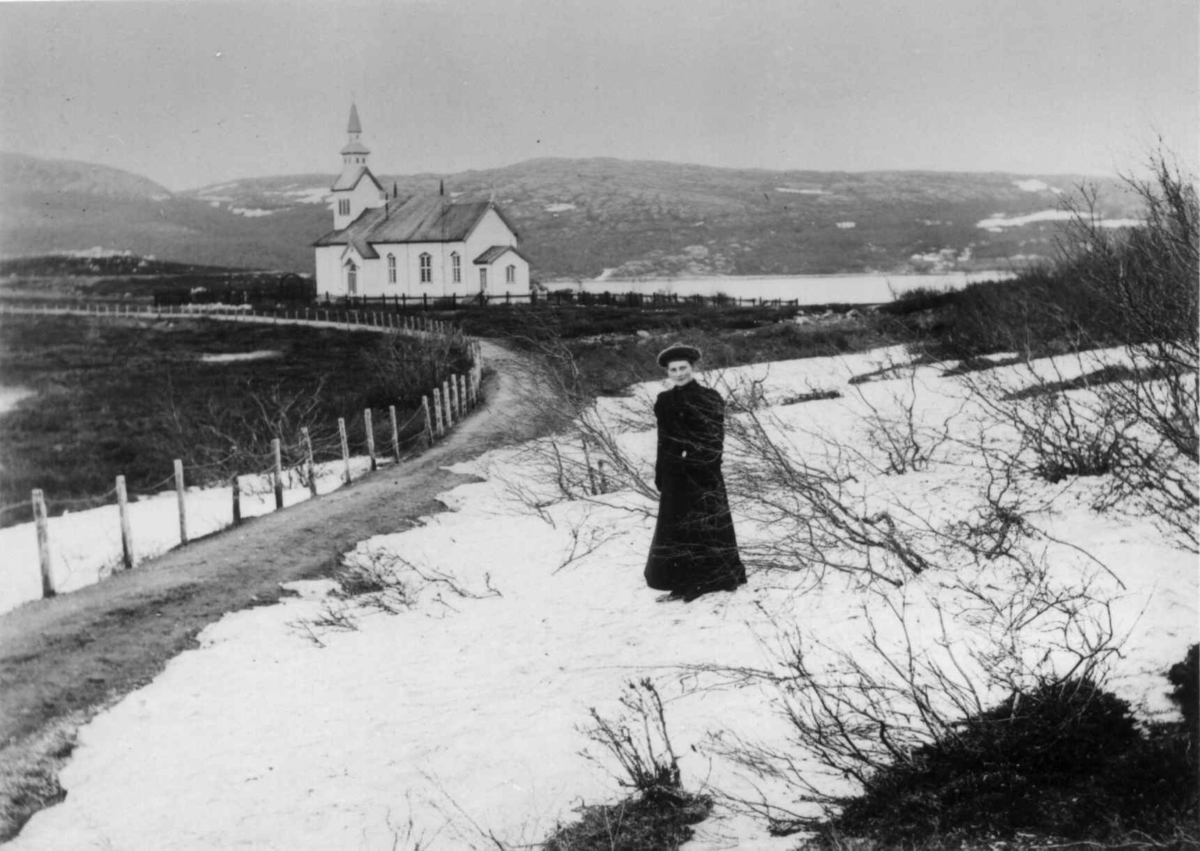Ellisif Rannveig Wessel, Sør-Varanger kirke 456, Kirkenes, Sør-Varanger, Finnmark. Kvinnen i forgrunnen er jordmor Annette Lilleeng.