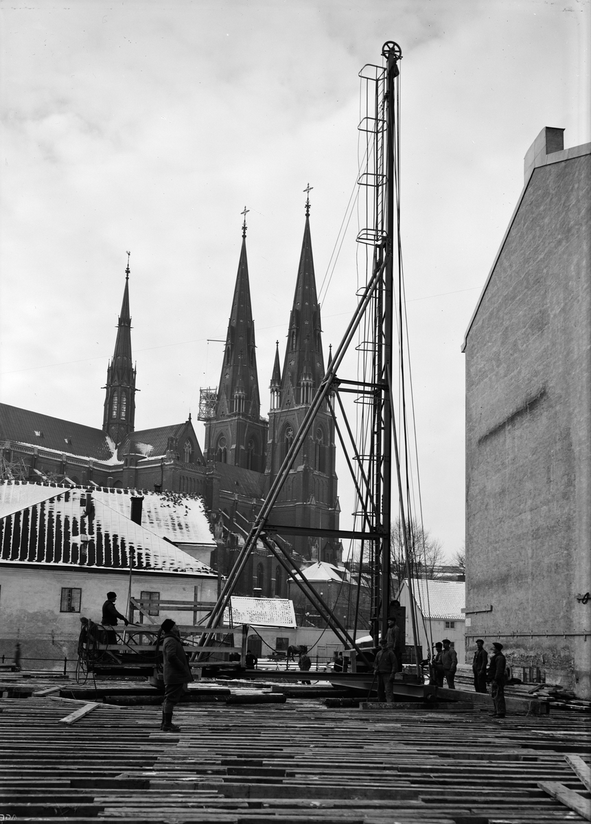 Paul Sandberg, Uppsala stadsbibliotek och Centralbadets simhall under uppförande, Östra Ågatan, Uppsala mars 1940