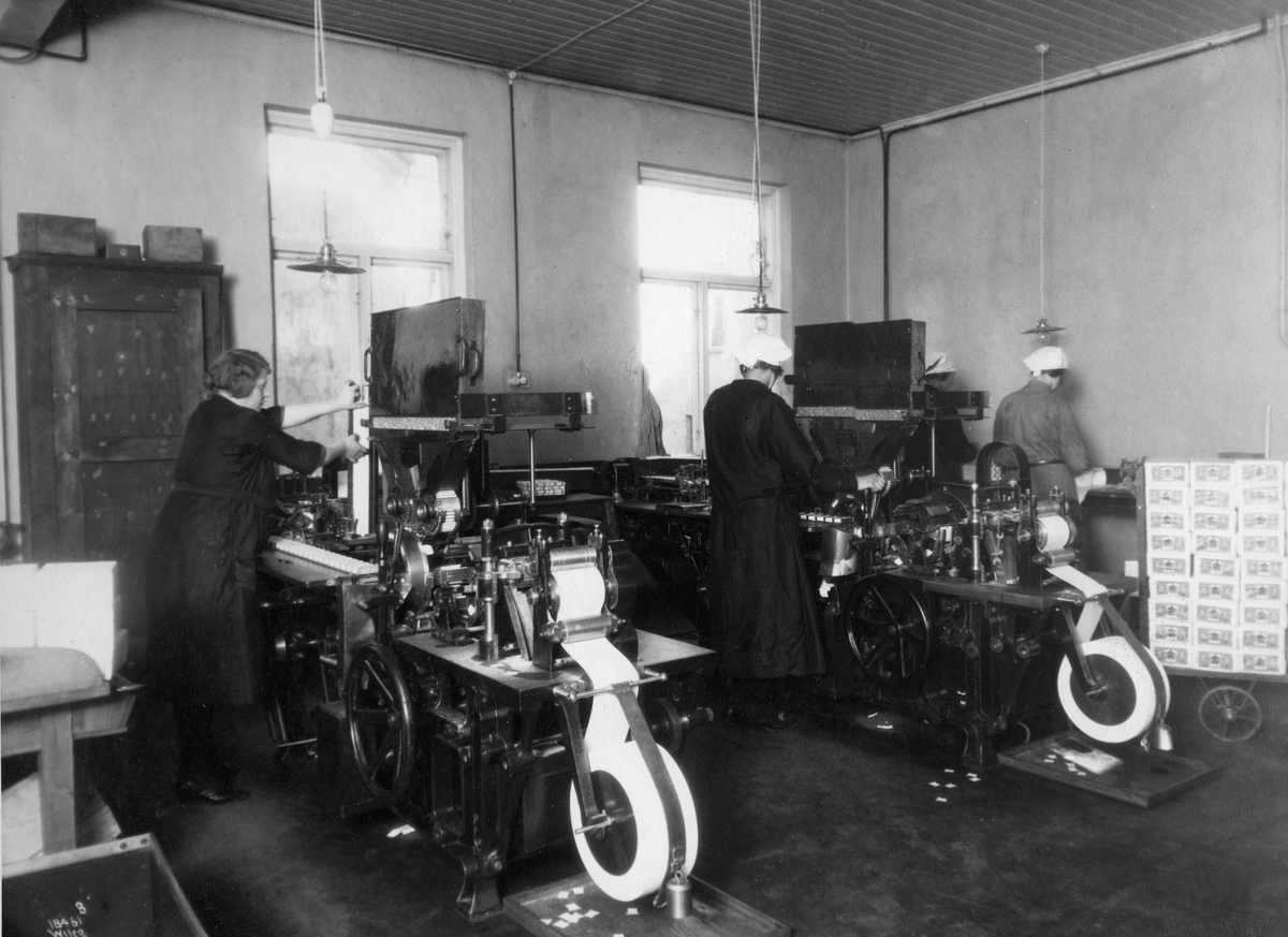 Anders Beer Wilse, Produksjon av tobakk hos Tiedemanns Tobaksfabrik på 1930-tallet. Sigarettpakkemaskiner.