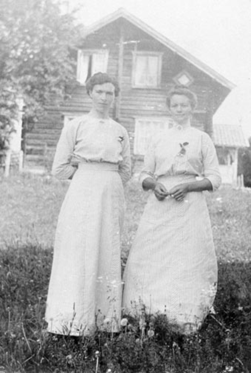 Anno Domkirkeodden, Thea Marie (1889-1965) og Anna Julie Berger (1880-1967) foran den gamle bygningen på Berger, Stavsjø, Hedmark.