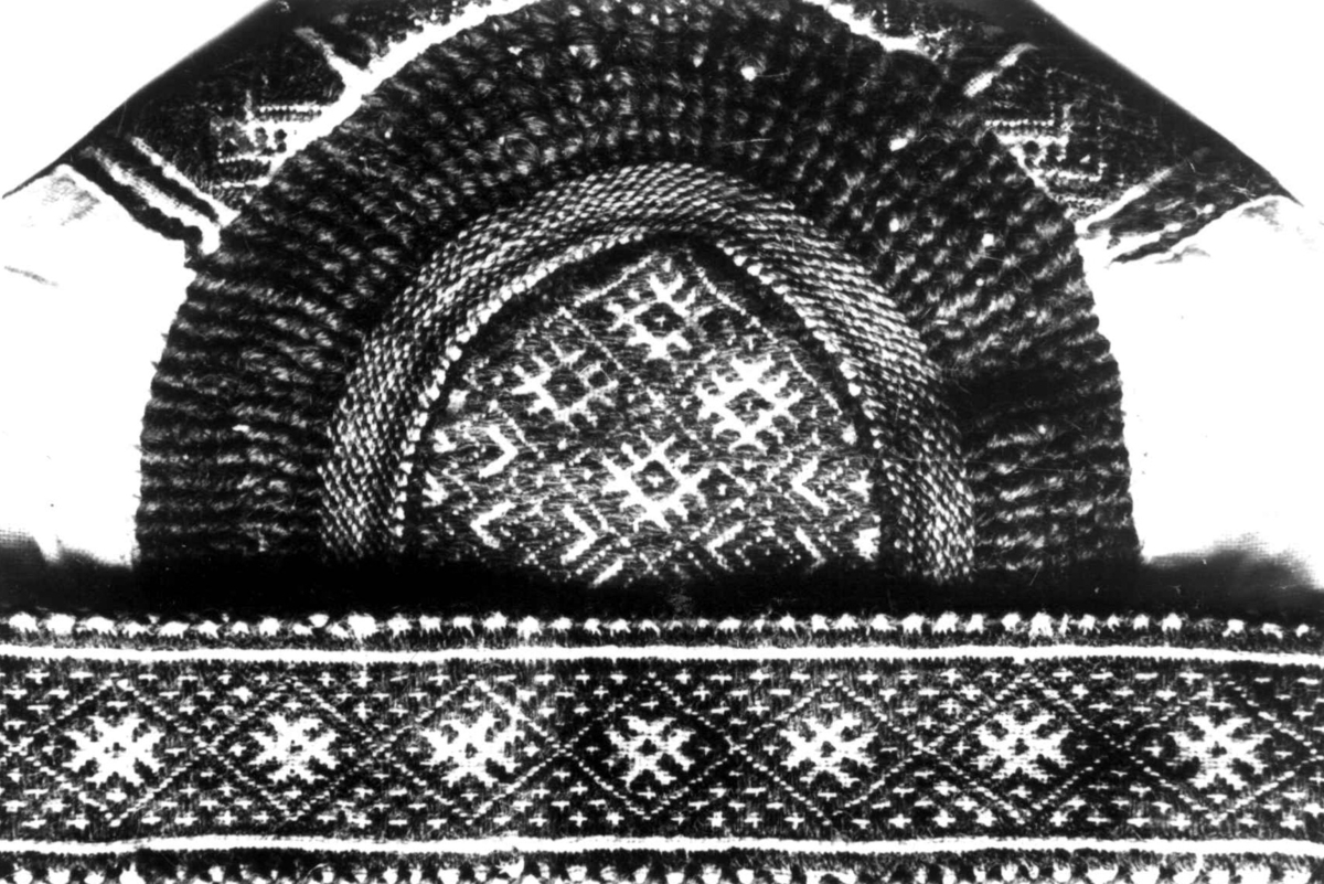 Anna Grostøl, Valle, Setesdal, Aust-Agder 1938. Detalj av barnelue med dragsøm.