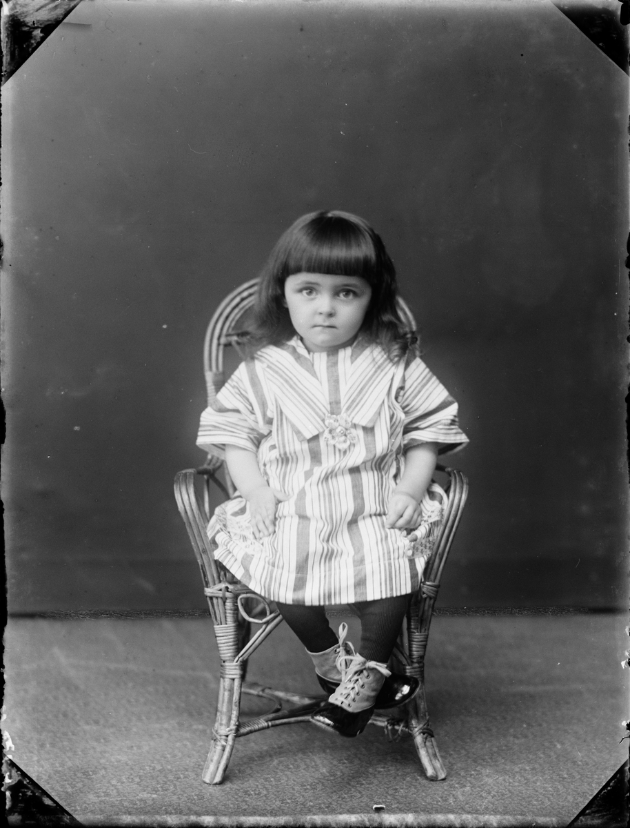 Skötsner-Edhlund, Ateljéporträtt - dotter till Gustav Persson från Dyvlinge, Ekeby socken, Uppland 1925