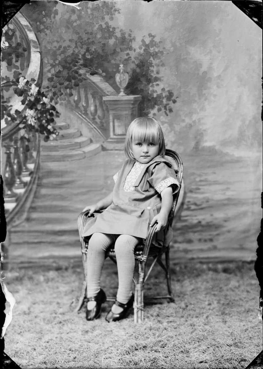Skötsner-Edhlund, Barnporträtt - flicka, Östhammar, Uppland
